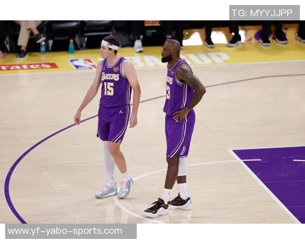 湖人训练场景曝光斯玛特紧逼八村里夫斯全力防守展现团队默契